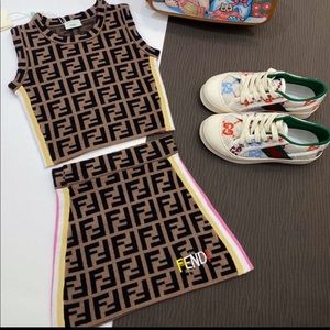 It’s a set for girls size from 2t until 8 best quality super cute for you little